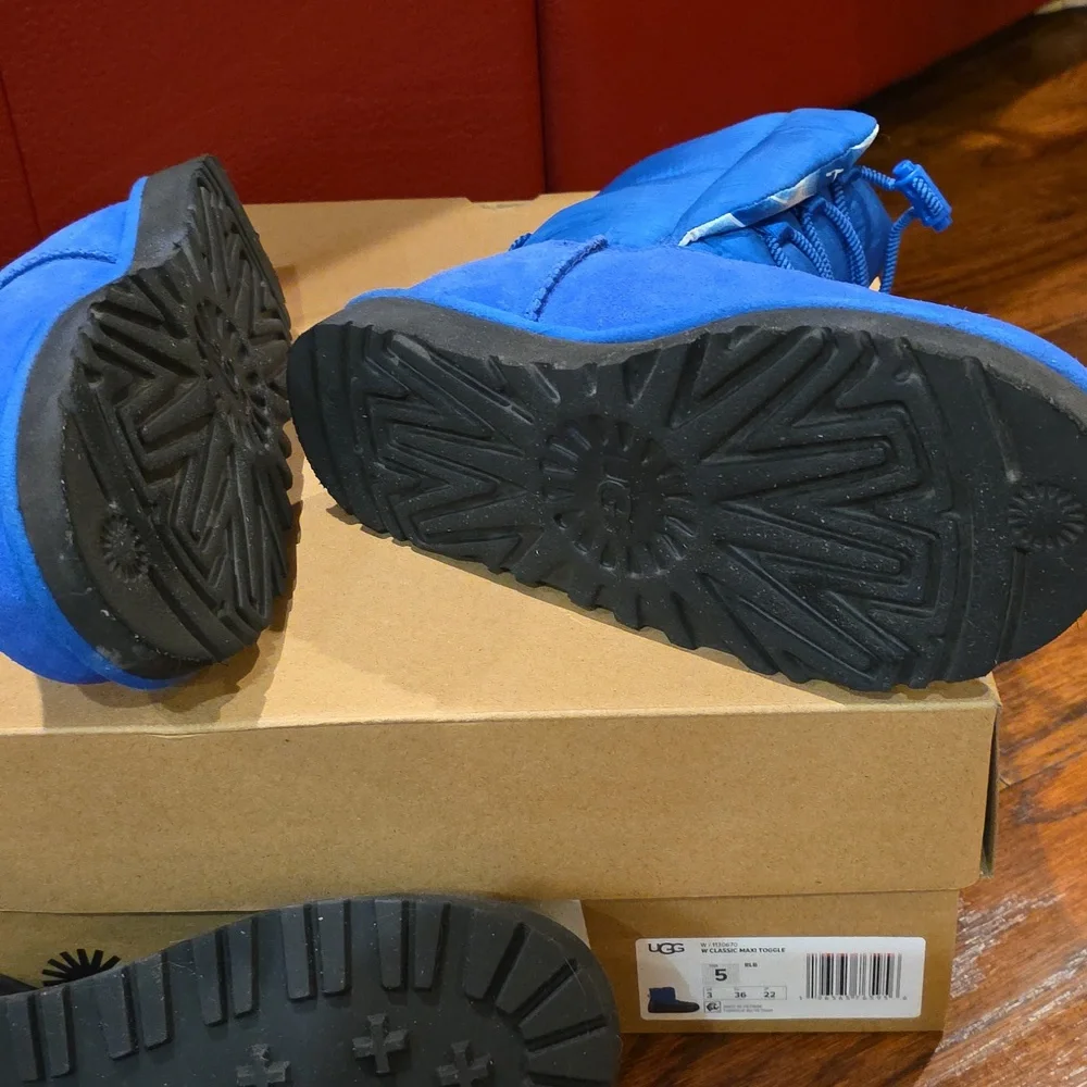 New In Box UGG Kids Classic Maxi Toggle Size 5